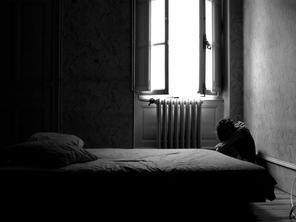 Грустная девушка на кровати. Невыносима стала грусть и в комнате. Невыносима стала грусть и в комнате. Депрессивная девушка. Одиночество девушка.