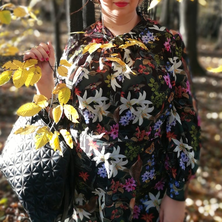 Sukienka w stylu Dolce & Gabbana - ptaki, kwiaty i liście na bogato