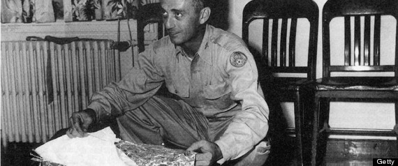 Mayor Jesse Marcel del Roswell Army Air Field con presuntos escombros encontrados 75 millas al noroeste de Roswell, Nuevo México, en julio de 1947.