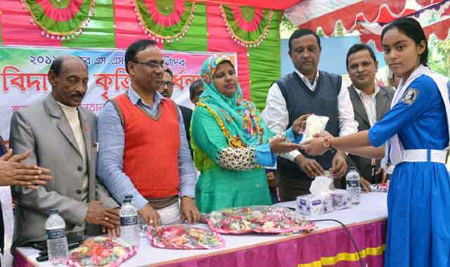 Distribution of education and education materials to students of Dhunate ধুনটে কৃতি শিক্ষার্থীদের সংবর্ধনা ও শিক্ষা উপকরণ বিতরণ
