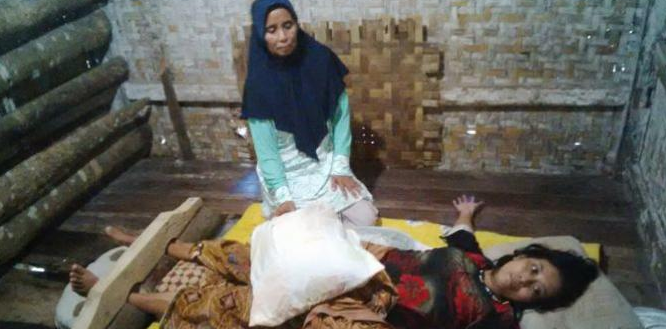 Sudah Dua Bulan Ibu Tujuh Anak Ini Dipasung Sudah Dua Bulan Ibu Tujuh Anak Ini Dipasung