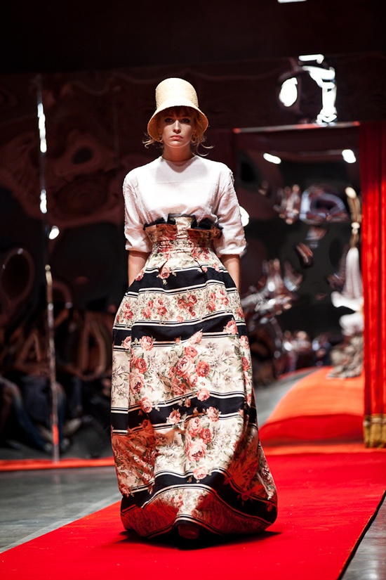 Дизайнер alriche. Anna sui dolly girl on the beach. Анна суи коллекции. Джон гальяно. Модельеры россии показ мод.