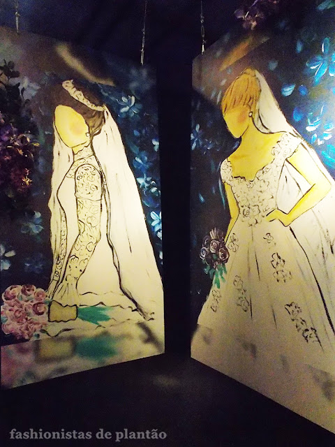 Foto da segunda sala da exposição croquis, ilustrações dos vestidos
