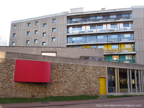 Paris - Pavillon du Bresil - Cité universitaire internationale.  Architectes: Le Corbusier, Lucio Costa.