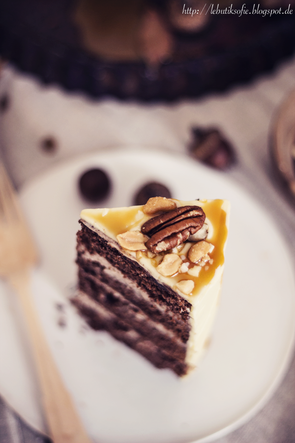 Schokoladentorte mit Erdnussbutter und Karamell und verschiednen Nüssen ...