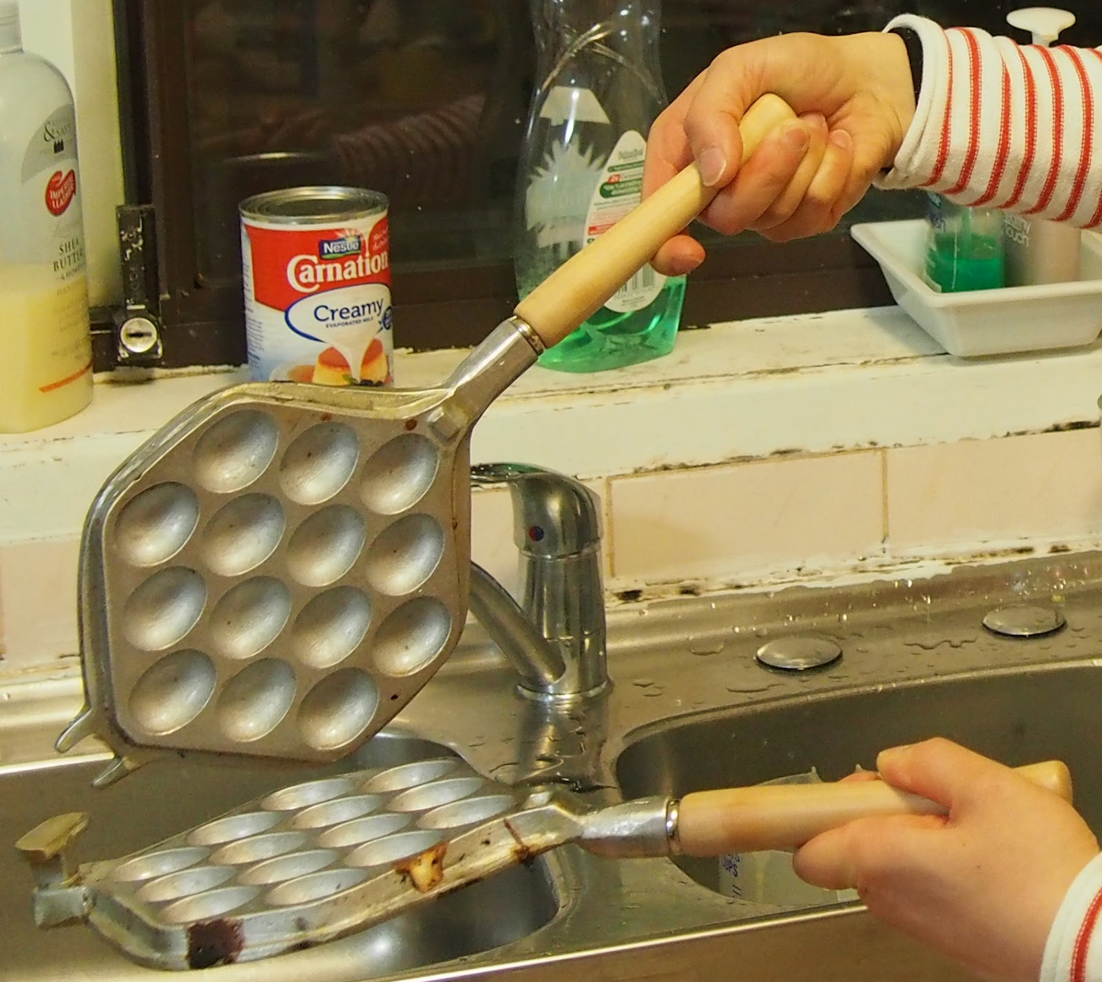 Cooking with spoons Hong Kong Style Egg Waffle (雞蛋仔 "gai daan jai")