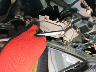 ミラジーノのリアワイパーモーターを外す