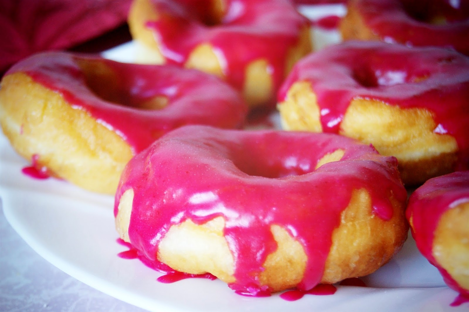Разноцветные пончики в глазури с посыпкой – пошаговый рецепт приготовления с фото