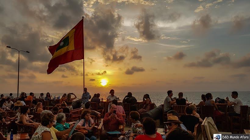 Pôr do sol visto das muralhas de Cartagena - Diário de bordo: 4 dias em Cartagena, Colômbia Pôr do sol visto das muralhas de Cartagena - Diário de bordo: 4 dias em Cartagena, Colômbia