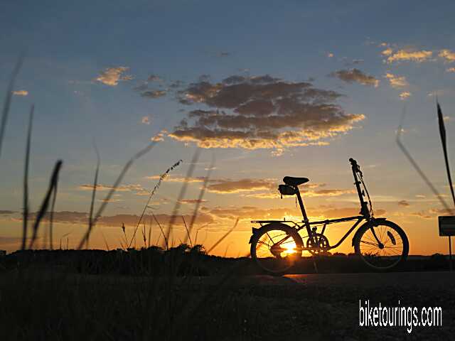 '98 Dahon Mariner folding bike at tTexas Hill Country Picture of '98 Dahon Mariner steel frame folding bike for travel photography