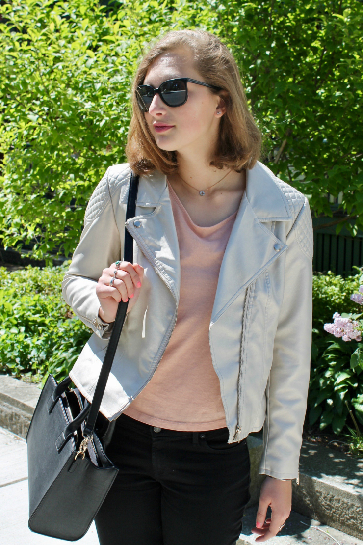 Spring look: black jeans, nude leather jacket and lace up shoes #fashion