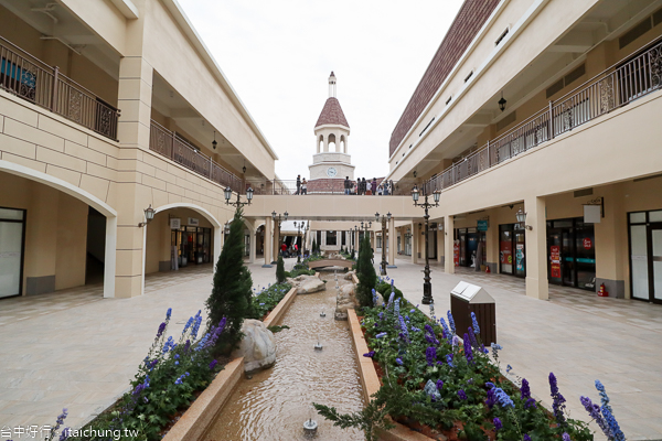麗寶Outlet Mall二期像北義科莫湖街道,星巴克麗寶鐘樓門市好亮眼 麗寶Outlet Mall二期像北義科莫湖街道,星巴克麗寶鐘樓門市好亮眼