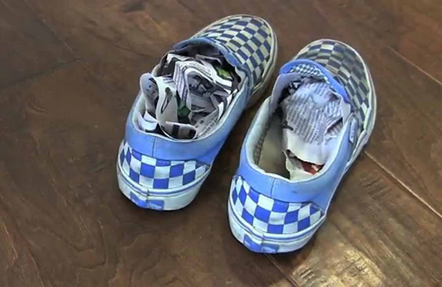 cara menghilangkan bau sepatu