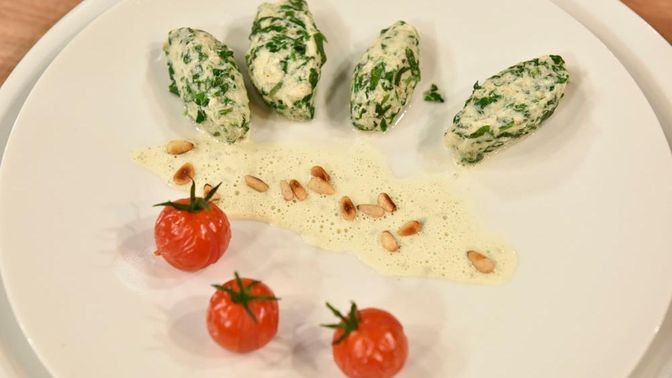 Andrea´s Kochbuch: Malfatti mit Salbeischaum und gerösteten Pinienkernen Andrea´s Kochbuch: Malfatti mit Salbeischaum und gerösteten Pinienkernen