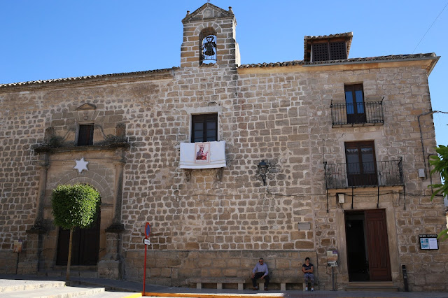 Fachada de iglesia tradicional de pueblo del sur de España.