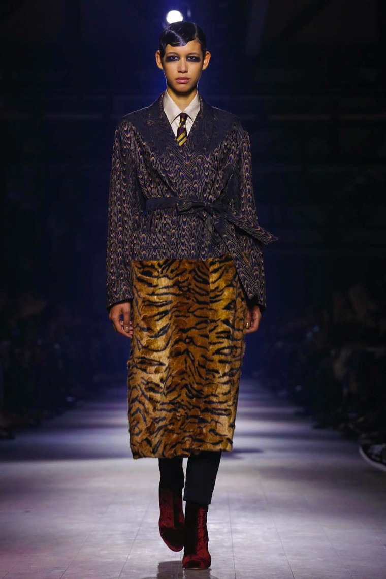 Dries Van Noten Fall/Winter 2016-2017 RTW PFW dries-van-noten-fall-winter-2016-2017-collection-paris-fashion-week, dries-van-noten-fall-winter-2016-2017, dries-van-noten-fall-winter-2016, dries-van-noten-fall-winter-2017, dries-van-noten-fall-winter, dries-van-noten-fall, dries-van-noten-fall-2016, dries-van-noten-fall-2017, dries-van-noten-fall-2016-2017, du-dessin-aux-podiums, dudessinauxpodiums