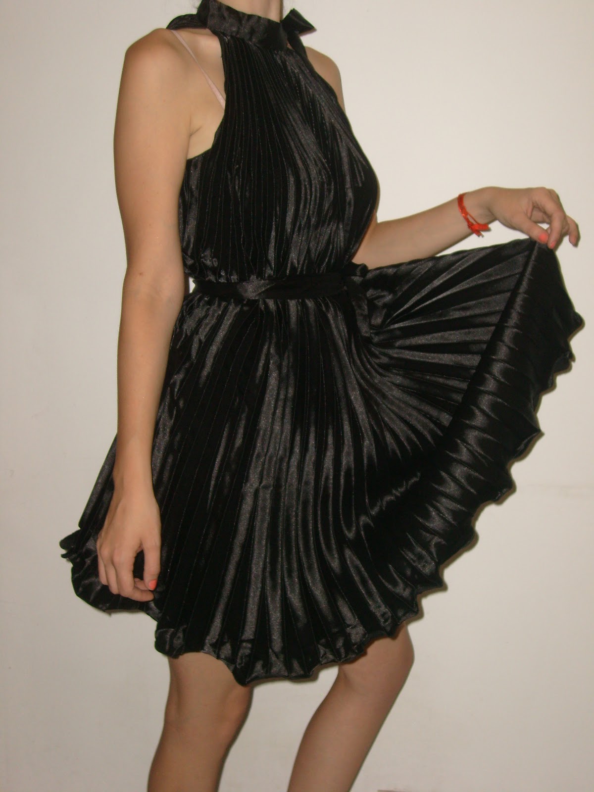 Sexy and Glam Boutique: VESTIDOS DE RASO PLISADOS CORTE MARILYN