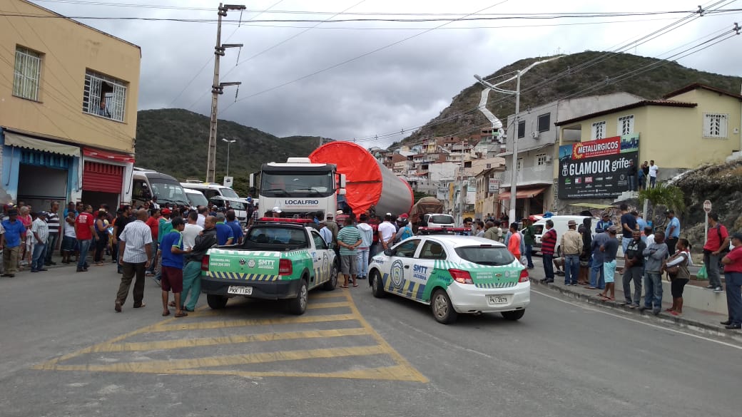 Condutor de carreta de torres eólicas diz que passou no horário permitido em Jacobina