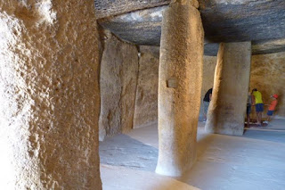 Interior del dolmen de Menga. Interior del dolmen de Menga.