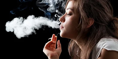 タバコを吸っている女性