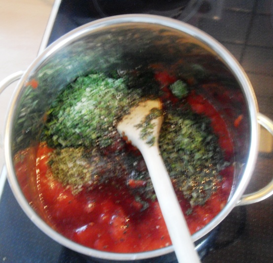Sanna´s Hexenküche: Tomatensauce mit frischen Kräutern