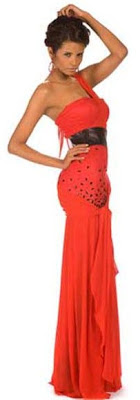 Vestido largo y rojo Foto de mujer con vestido rojo con escote