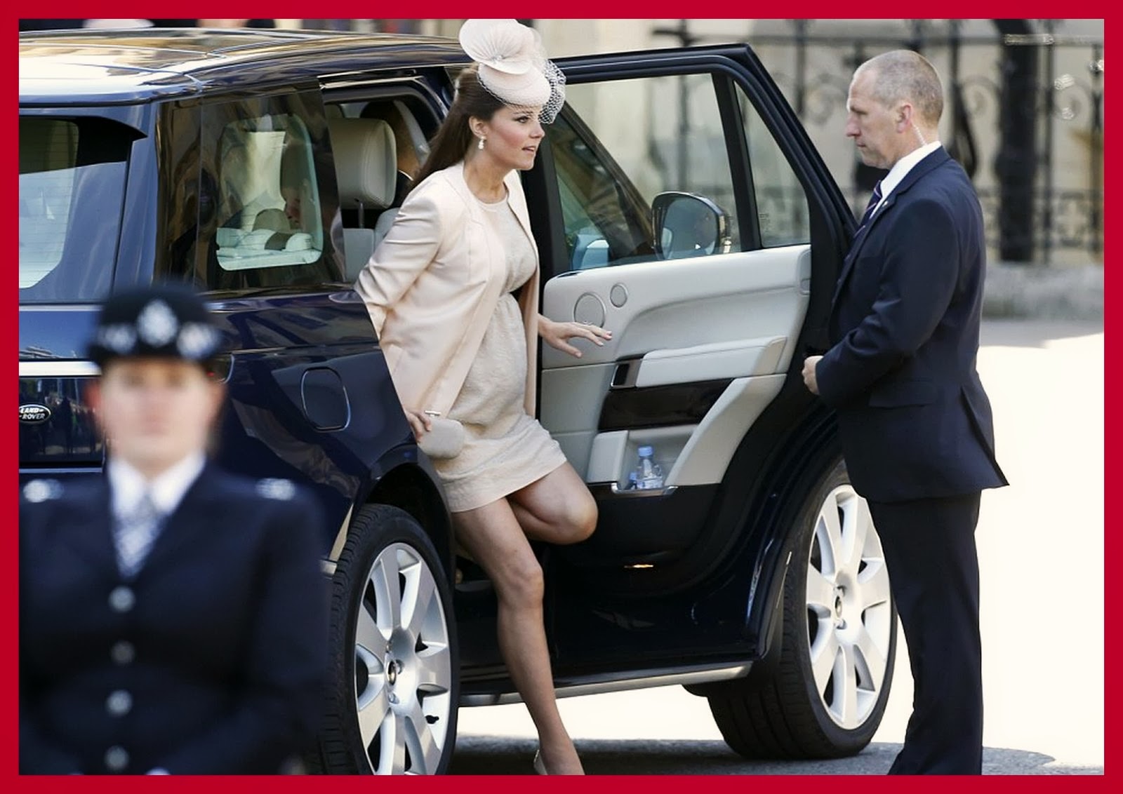 Кейт в машине с матерью. Кейт Миддлтон в машине. Рендж Ровер королевы Англии. Кейт Миддлтон на коронации.