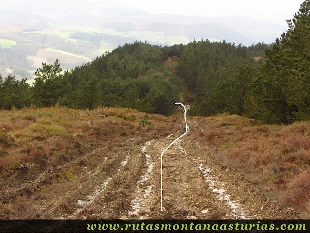 Descendiendo del Pousadoiro por pista de barro