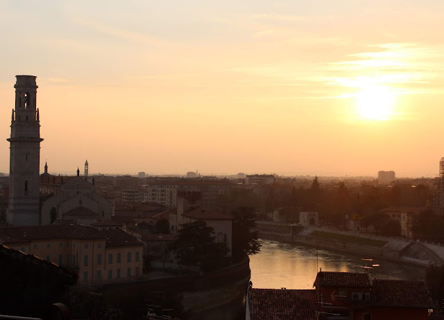 Verona Las mejores puestas de sol desde el castillo de S. Petro. Vistas al río Adigio y al Doumo de Verona. Puestas de sol en Verona