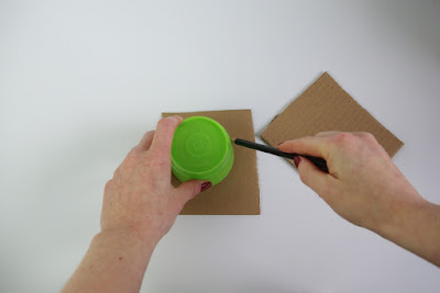 Pompoms selber machen mit Schablonen aus Pappe Pompoms selber machen mit Schablonen aus Pappe