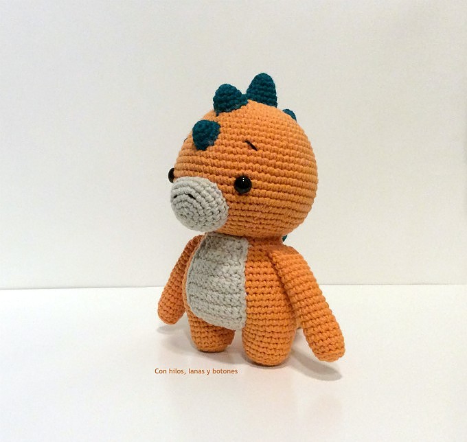 Con hilos, lanas y botones: Dinosaurio amigurumi