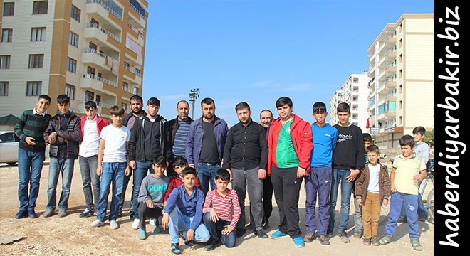 Çevre düzenlemesi ve aydınlatma olmadığı için hırsızlar cirit atıyor Diyarbakır'ın merkez Bağlar ilçesi Bağcılar Mahallesi Azadi Caddesi sakinleri, 5 yıldan beridir yollarının yapılmadığını ve mağdur olduklarını belirterek, kışın çamurdan, yazın ise tozdan geçilmeyen yollarının yapılmasını istediler. Yetkililer ise hava şartlarına göre yakın zamanda çalışma yapacaklarını kaydettiler.