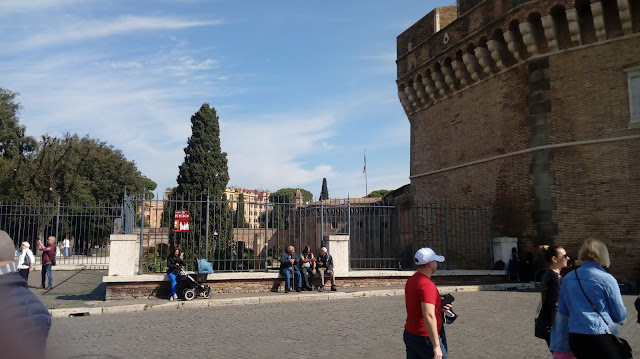 Les toilettes du Castel Sant' Angelo sont à l'intérieur des grilles