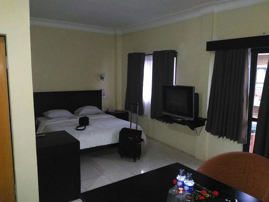 Menjelajah dan Menelusuri Destinasi Lokasi Wisata Pantai Pandan Sibolga, Pantai Bosur, Kalangan, Hajoran dan Hollywood Family Adventure di Daerah Tapanuli Tengah Sibolga Sumatera Utara Indonesia Ruangan Hotel Pia