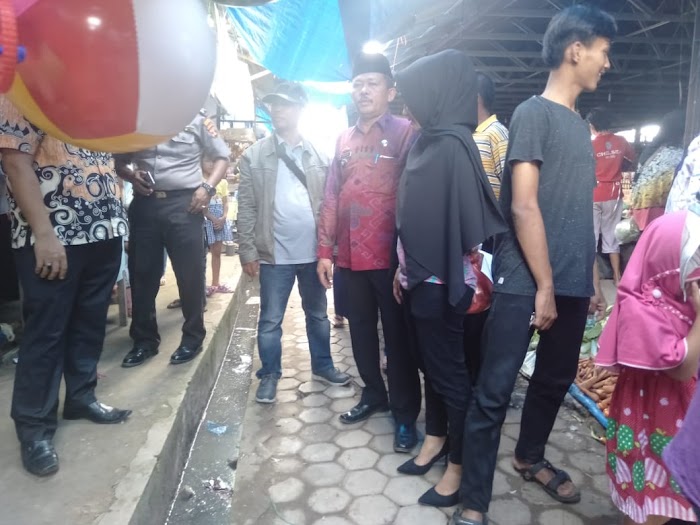 Bagian Ekonomi melakukan sidak pasar tradisional Kroscek harga sembako dan stok bahan pokok jelang lebaran.