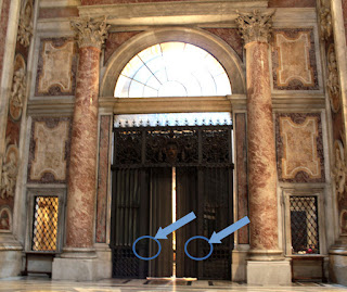 Collocazioni: a sx: medaglione; a dx: rosario Collocazioni: a sx: medaglione; a dx: rosario