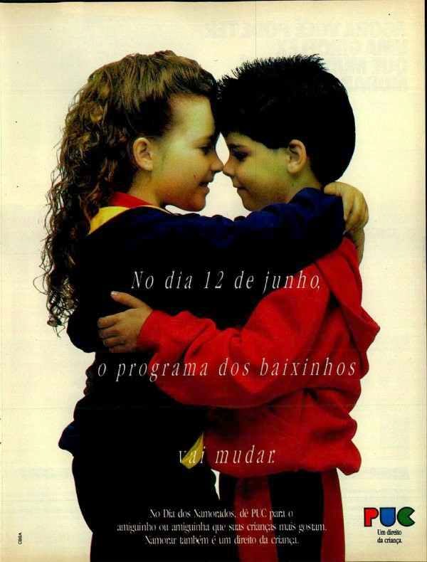 Propaganda da marca PUC com duas crianças insinuando beijo para campanha do Dia dos Namorados.