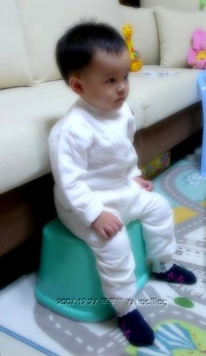 看巧虎學習的幼兒