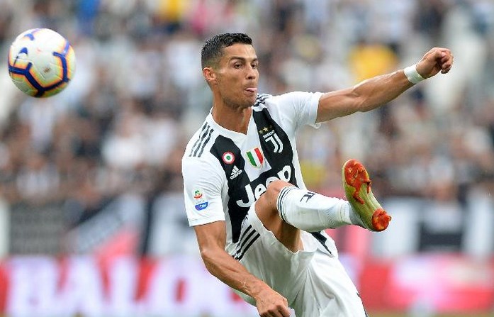 ronaldo akhirnya meleset tetapi douglas meludahi juve menang