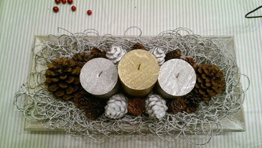 centro navideño con piñas