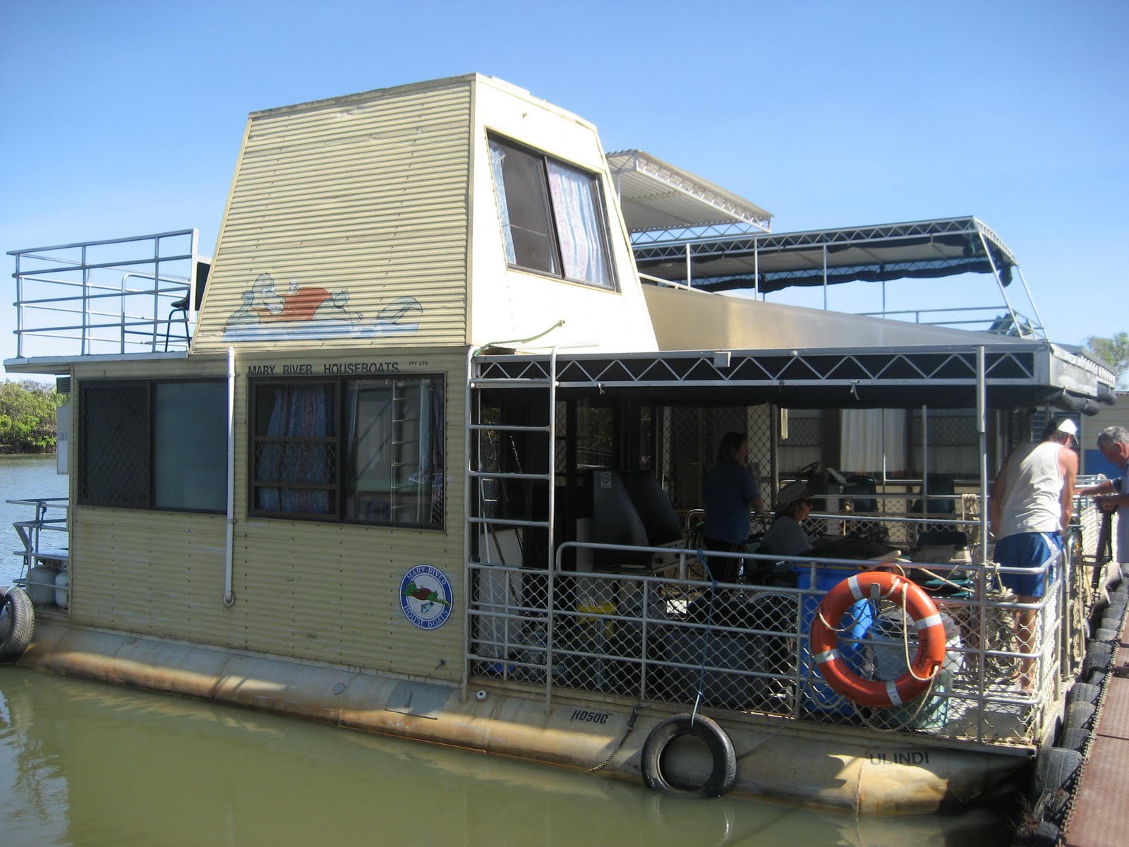 The Wandering 2's Mary River Houseboat