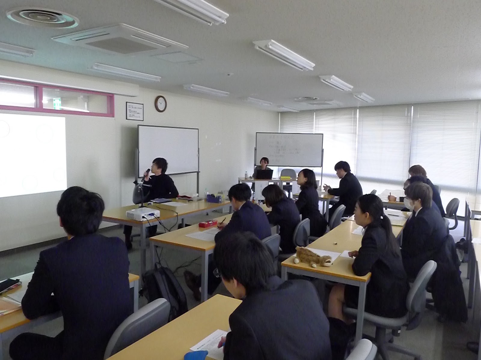 専門学校文化デザイナー学院 インテリアデザイン学科2年生 卒業生を囲む会を行いました！