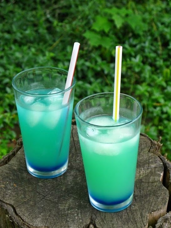 Sulle sponde del Galeso Electric Lemonade Vodka, Blue Curacao, And