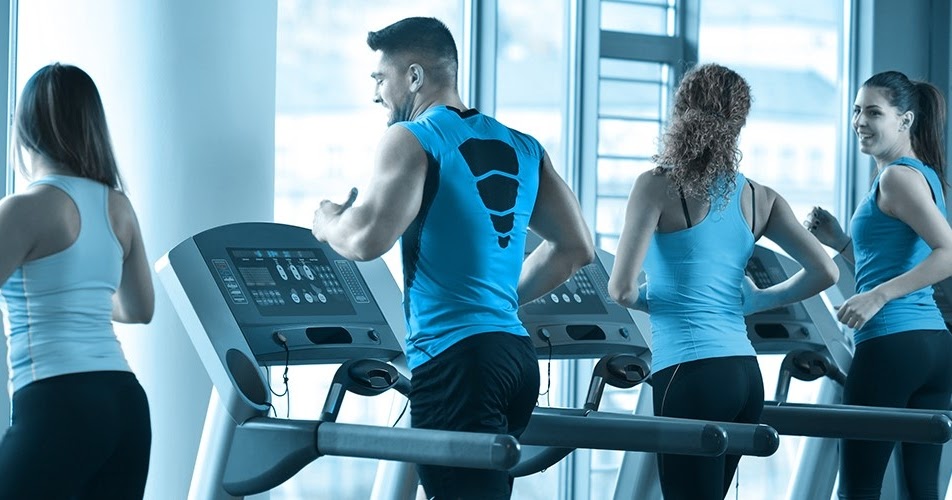 Maintain health. Здоровье тела. Стройная девушка на диете. Еда на женщине. Физические упражнения.