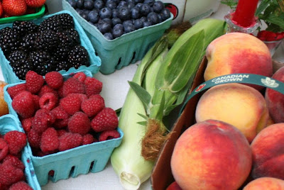 Focus on Life: Week 33 ~ In season: The farmer's market in Burlington, ON, a lovely late summer harvest: raspberries, peaches, blackberries, sweet corn :: All Pretty Things