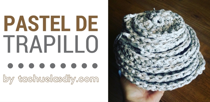 Pastel de círculos de trapillo previo camino de mesa