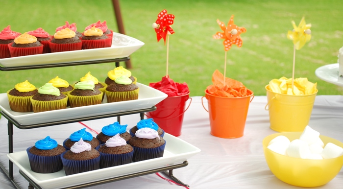 Rainbow Birthday Party cupcakes - via BirdsParty.com