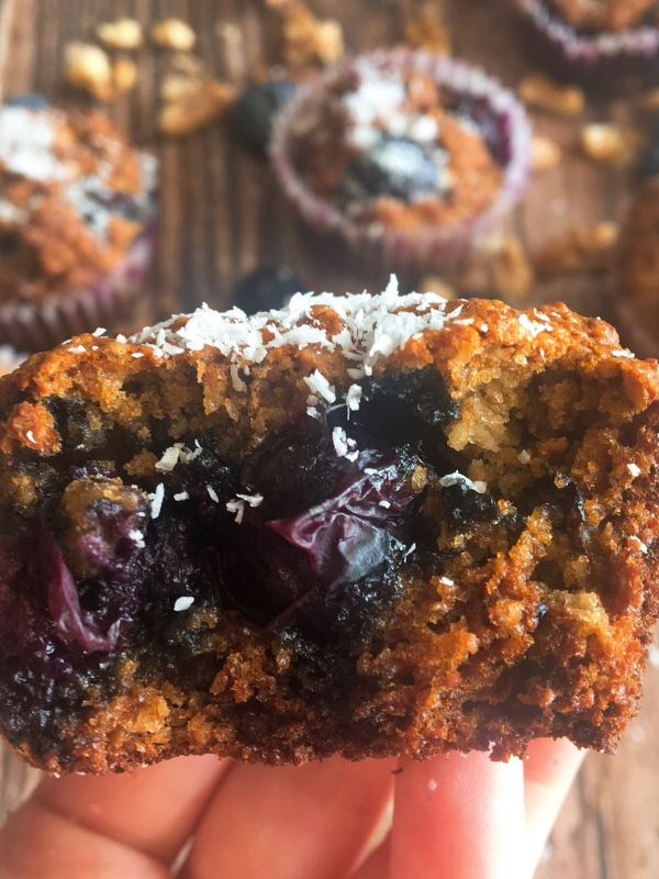 Flourless Blueberry Muffins με βρώμη για τις ημέρες εκείνες που ο χρόνος για πρωινό στο σπίτι δεν είναι αρκετός, αλλά δεν πρέπει με κανέναν τρόπο να παραλείψουμε το πιο σημαντικό γεύμα της ημέρας - Ioanna's Notebook