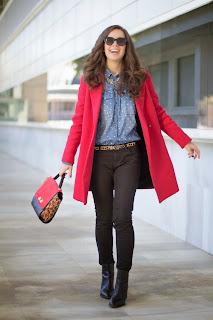  Cómo combinar un abrigo rojo y conseguir un look de 10