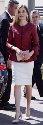 Veste Carolina Herrera / jupe Hugo Boss / escarpins Magrit / sac Magrit
